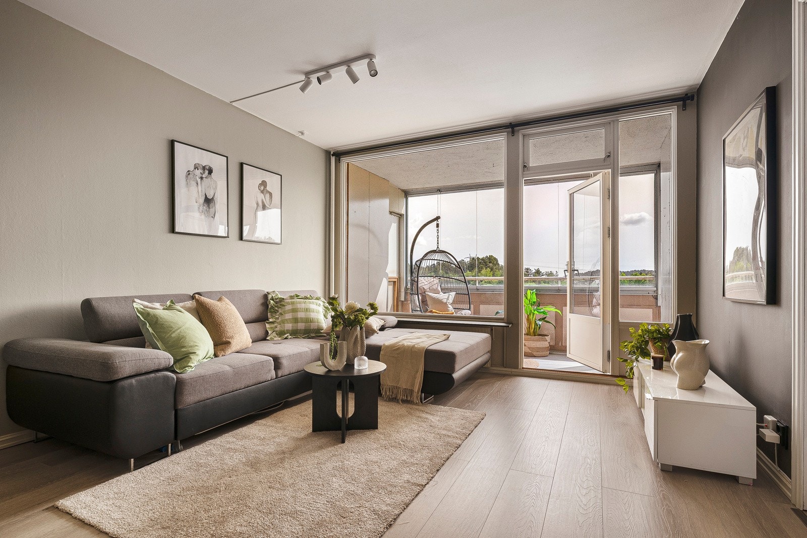 Det er gjennomgående laminat fra 2020 på alle gulv, med unntak av fliser på badet. Veggene er nymalte i moderne, delikate farger. Galleribilde