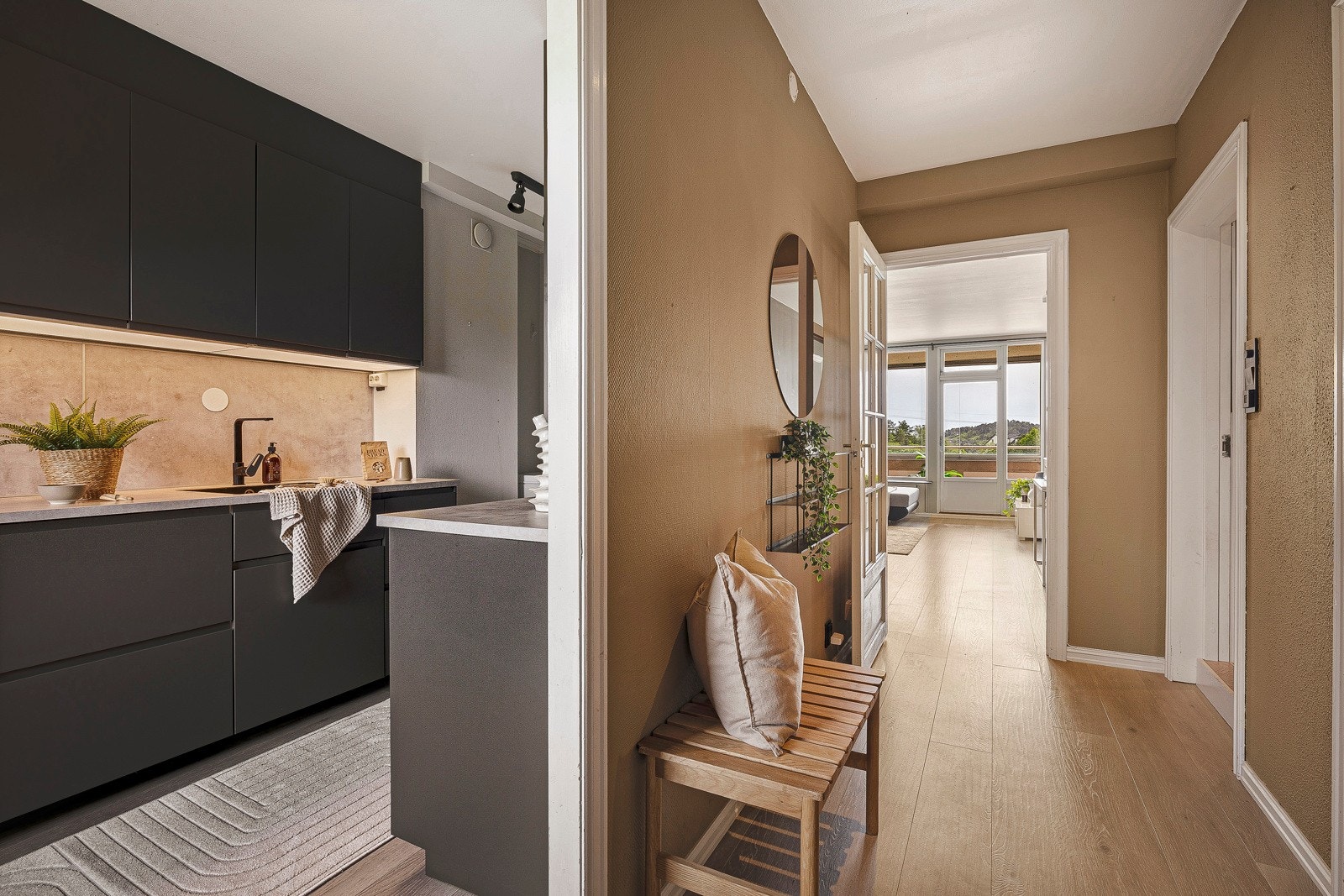 Kjøkkenet er på 10,4 kvm. Kjøkkeninnredning fra IKEA med slette fronter, benkeplater av laminat med nedfelt vask av kompositt. Galleribilde