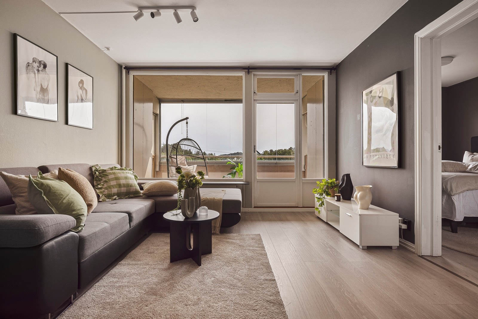 Fra stuen er det utgang til en innglasset balkong på 10 kvm. Galleribilde