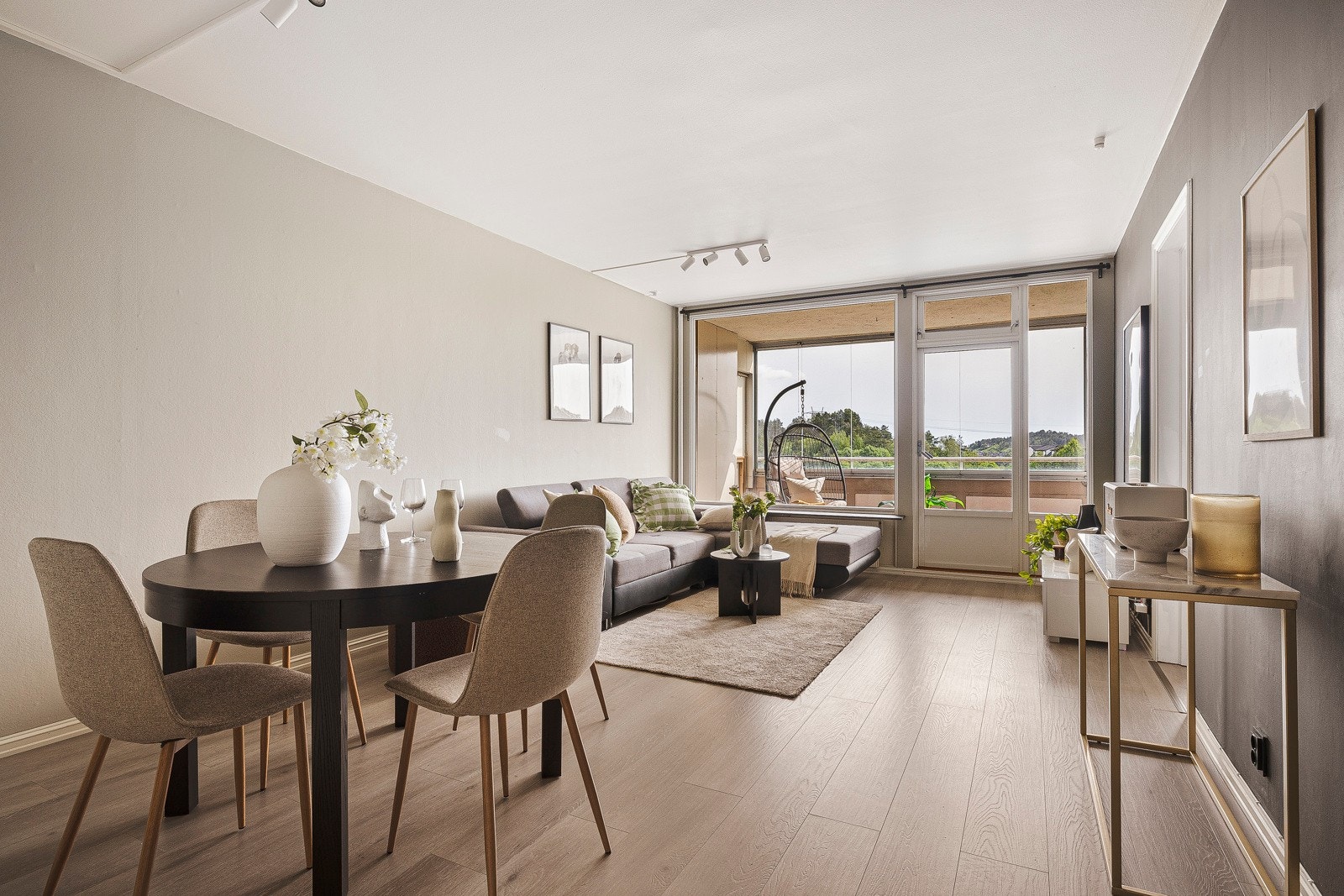 En stilfull og moderne leilighet beliggende i byggets 13. etasje. Her bor du høyt og fritt med fantastisk utsikt, gode solforhold og heis i bygget. Galleribilde