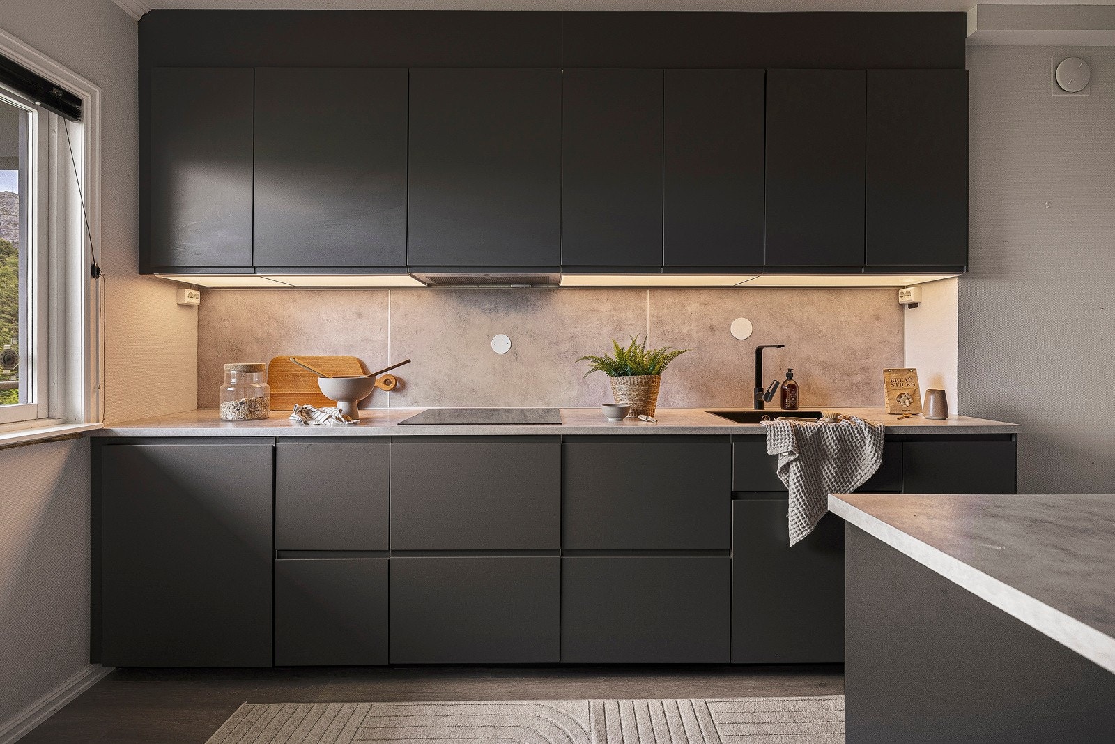 Leiligheten fremstår som meget påkostet og godt vedlikeholdt, med et elegant sort kjøkken fra 2022 og et helt nytt bad fra 2023. Begge med tilhørende dokumentasjon. Galleribilde