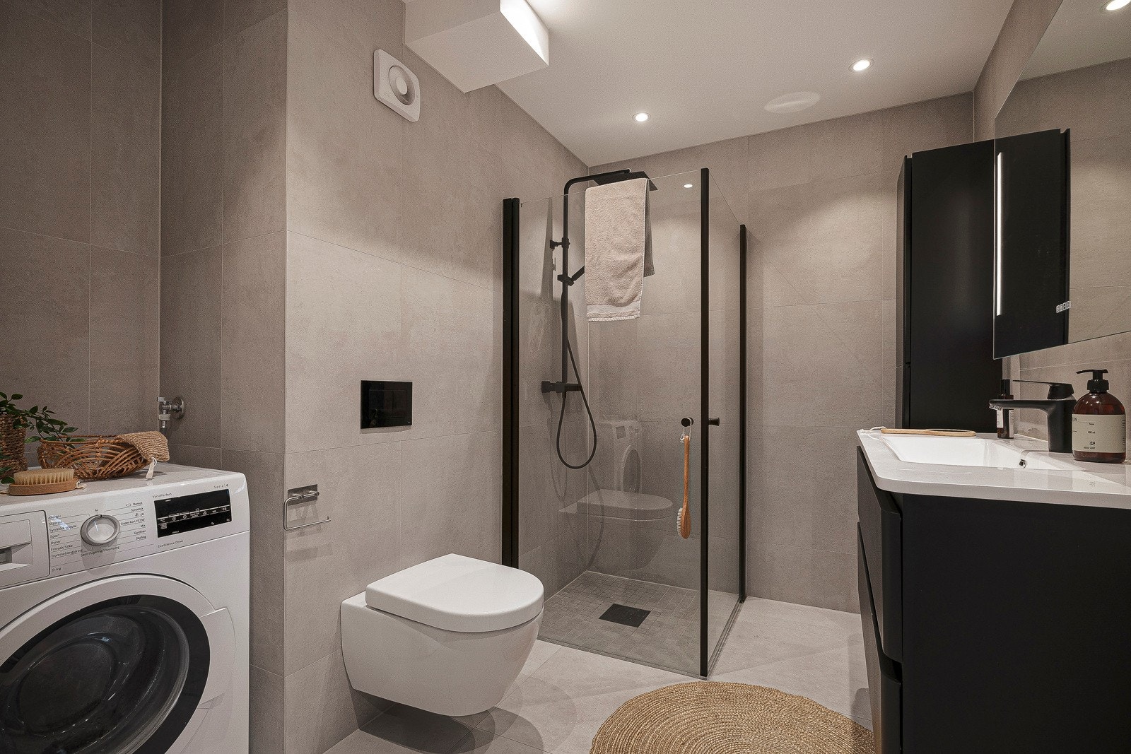 Badet er pusset opp i 2023 og er på 5,4 kvm. Badet er helfliset med malte slette flater i tak. Innfelte downlights og varme i gulv. Galleribilde