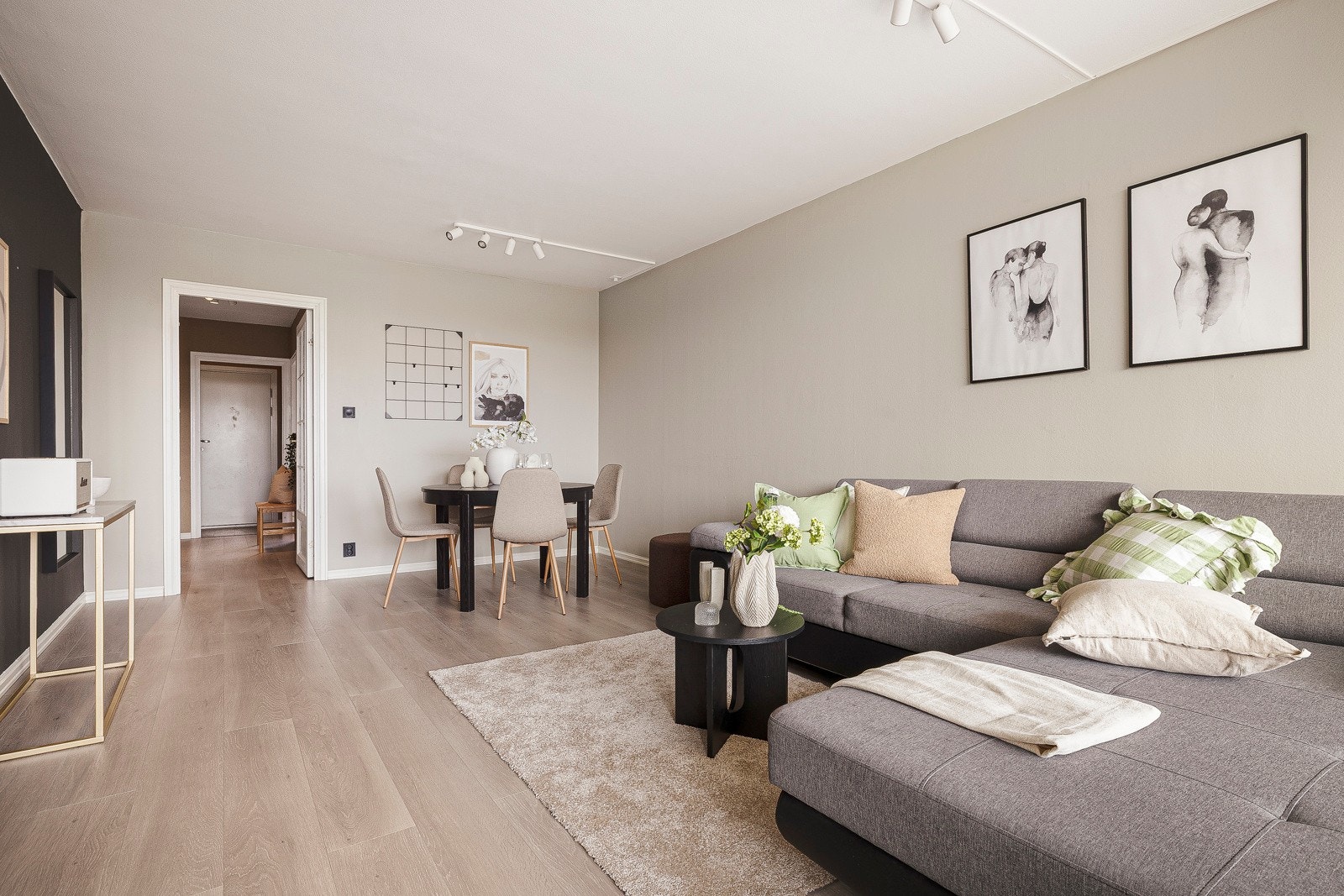 Vestre Vadmyra ligger sentralt til i et veletablert område i Loddefjord. Dette er et barnevennlig område med pent opparbeidede friarealer og flere lekeplasser. Galleribilde