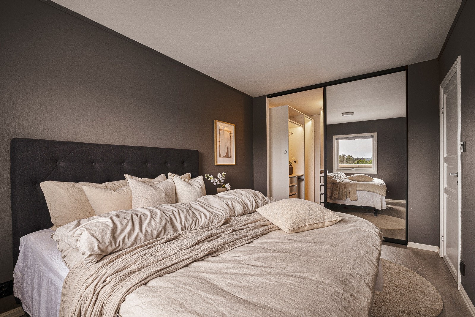 Bak speildørene er det innred med walk-in garderobe. Galleribilde