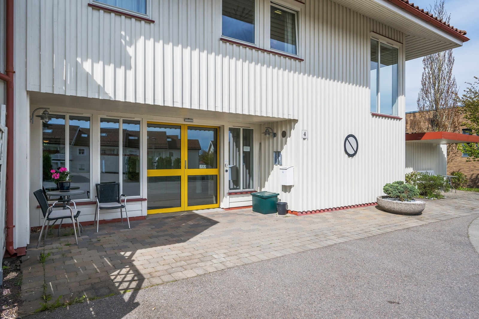 Lettvint adkomst ti leilighetene med elektrisk dør, heis og gode trapper Galleribilde
