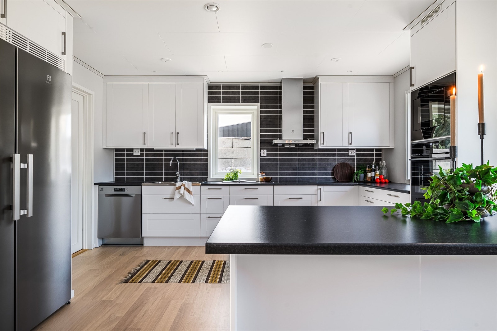 Hvitevarene er integrert og består av kjøleskap, komfyr, ventilator og mikrobølgeovn. Frittstående oppvaskmaskin. Galleribilde