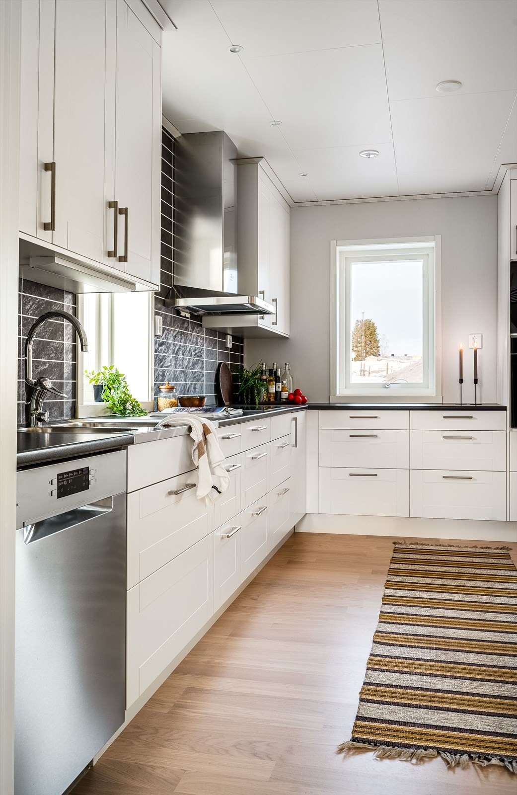 Bildet er hentet fra en tilsvarende, speilvendt modell, og er ment å gi et innblikk i hvordan boligen kan innredes. Galleribilde