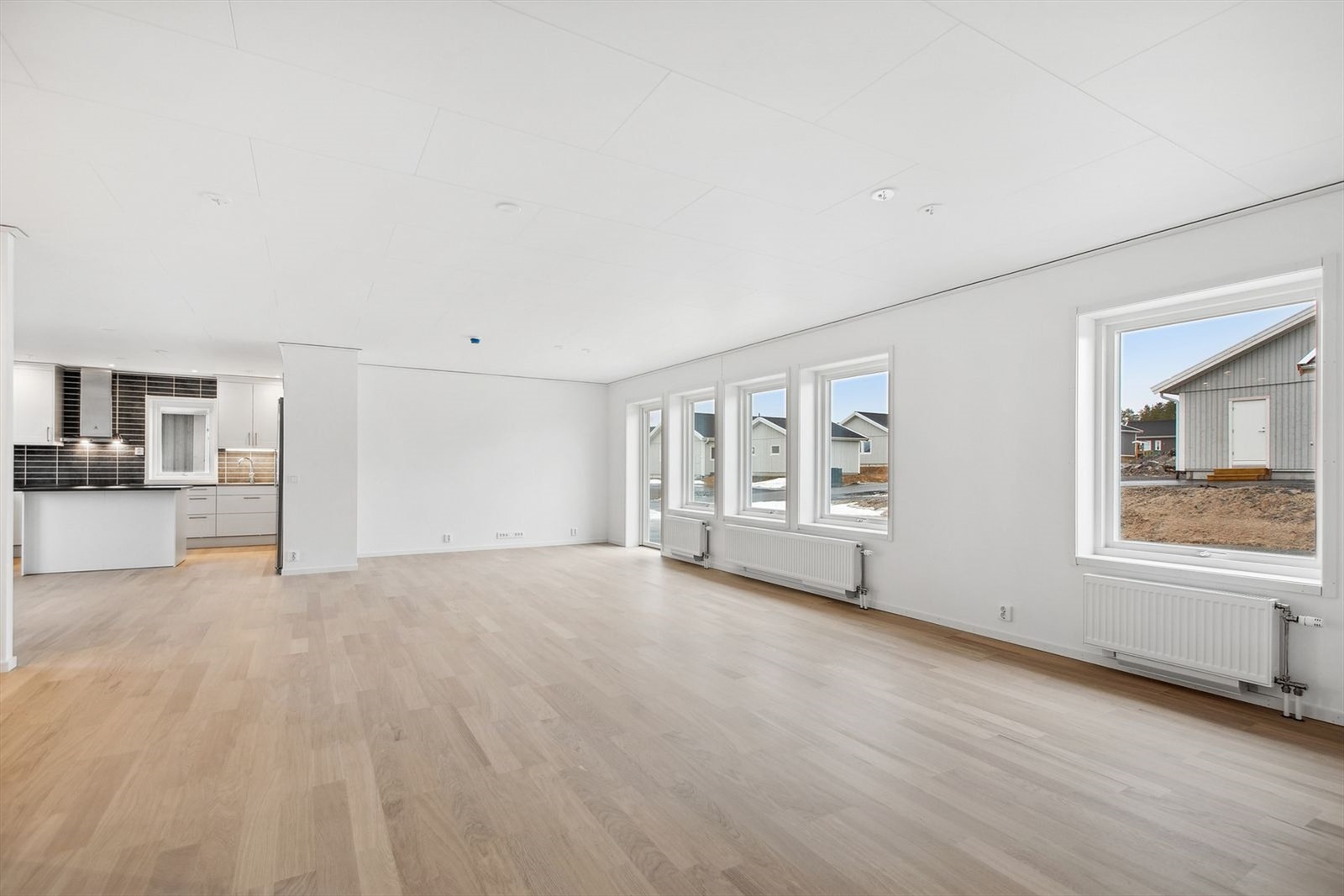 Stuen har store vindusflater som gir godt med dagslys. Med lysmalte vegger og et klassisk parkettgulv er alt tilrettelagt for at du enkelt kan tilføre egen stil. Galleribilde