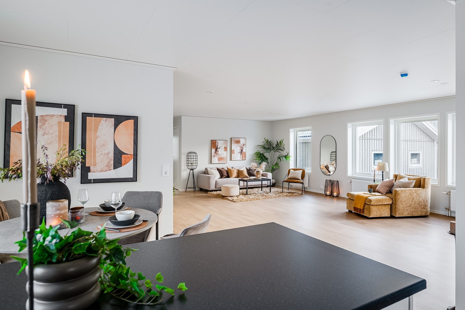 Bildet er hentet fra en tilsvarende, speilvendt modell, og er ment å gi et innblikk i hvordan boligen kan innredes. Galleribilde