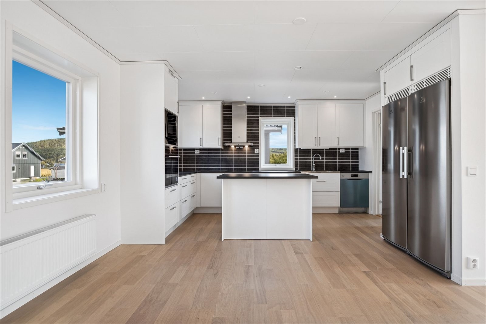 Kjøkkenet er utstyrt med en kjøkkenøy som gir ekstra oppbevaringsmuligheter, flere sitteplasser og en ekstra arbeidsflate! Galleribilde