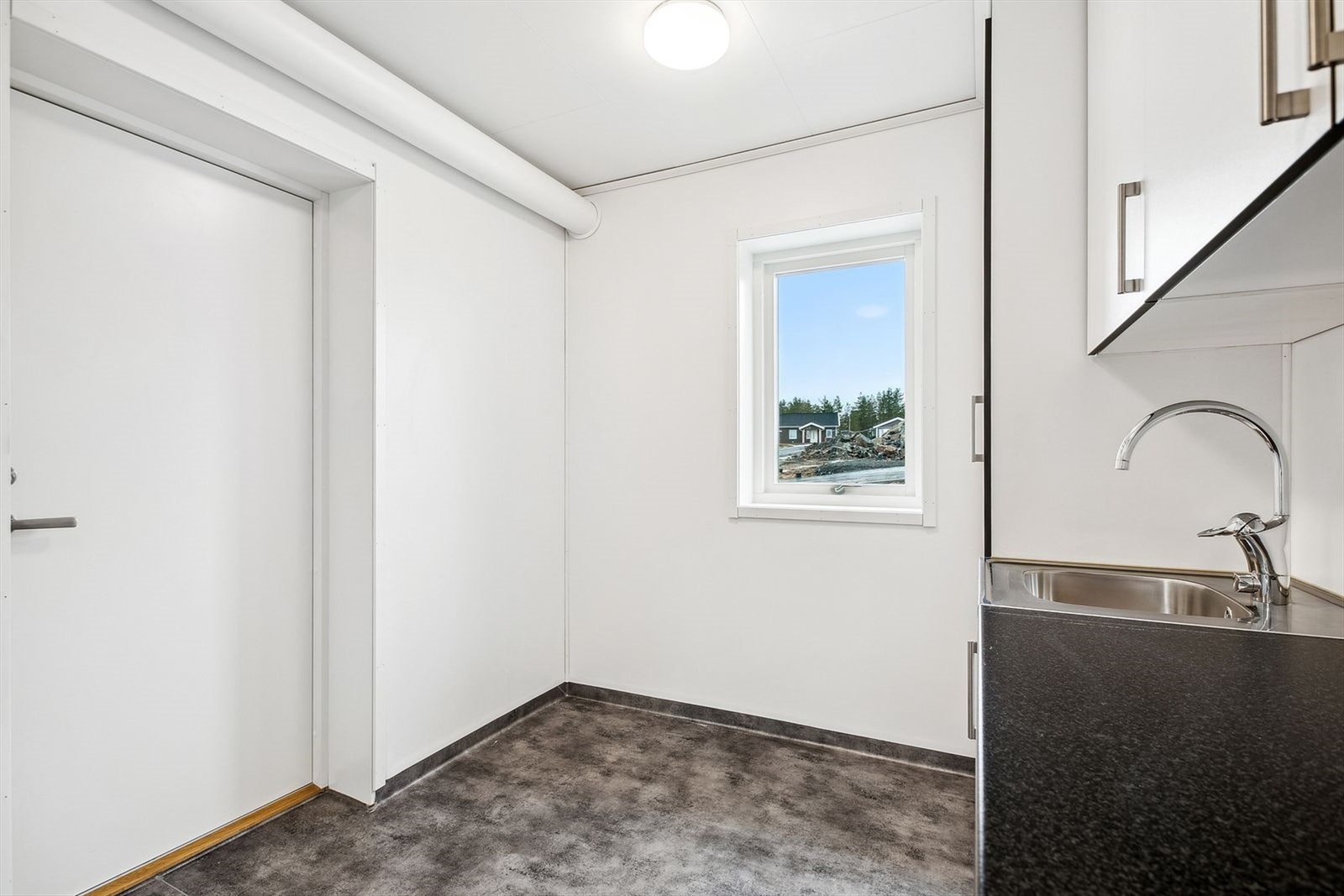 Fra vaskerommet er det anlagt en praktisk utgangsdør som vender mot innkjørselen. Galleribilde