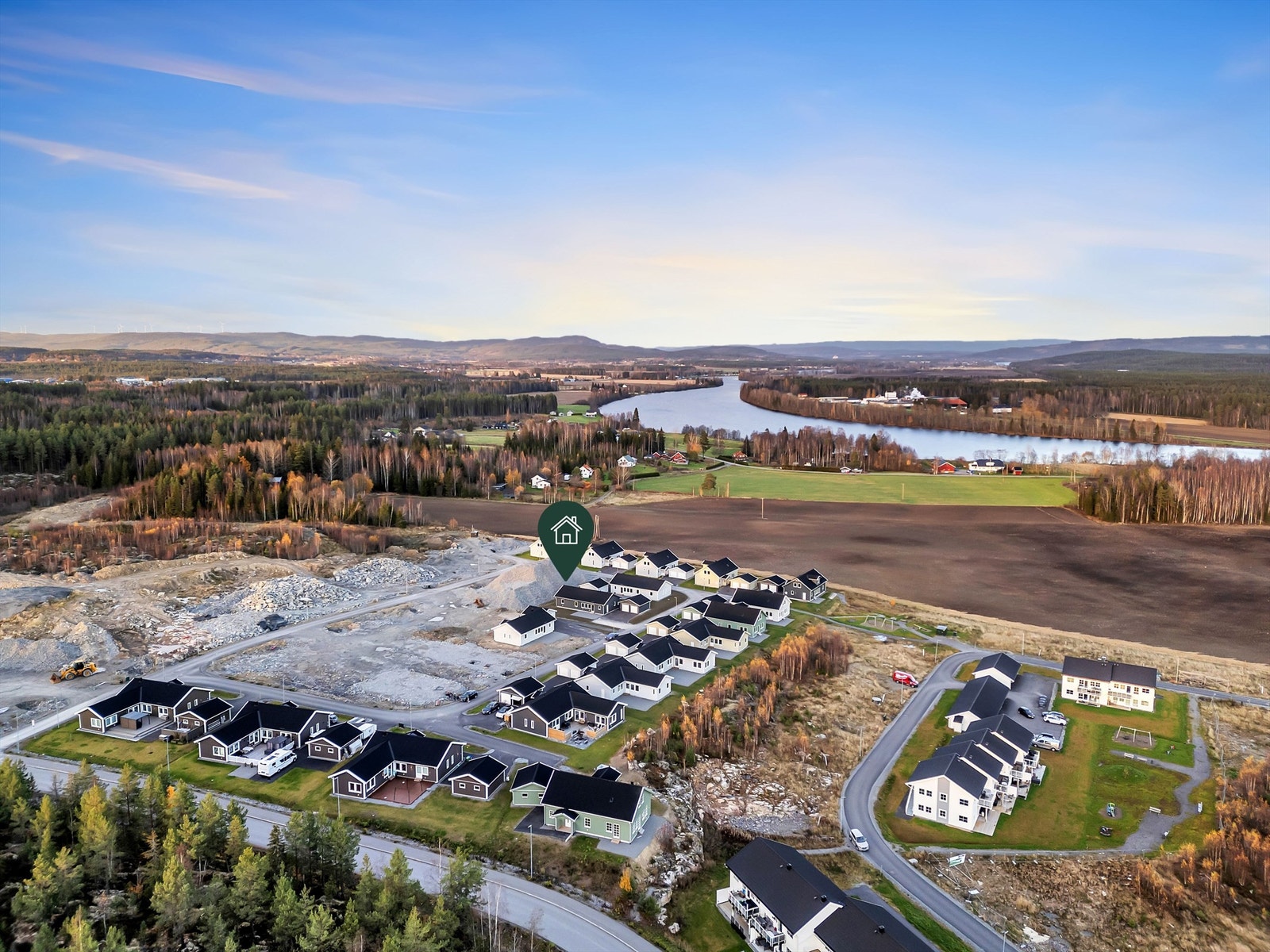 Oversiktsbilde over det nyetablerte boligområdet. Eiendommen har umiddelbar nærhet til Glomma og alt det kan by på, meget gode tur- og rekreasjonsmuligheter, merkede stier og skogsareal i området. Galleribilde