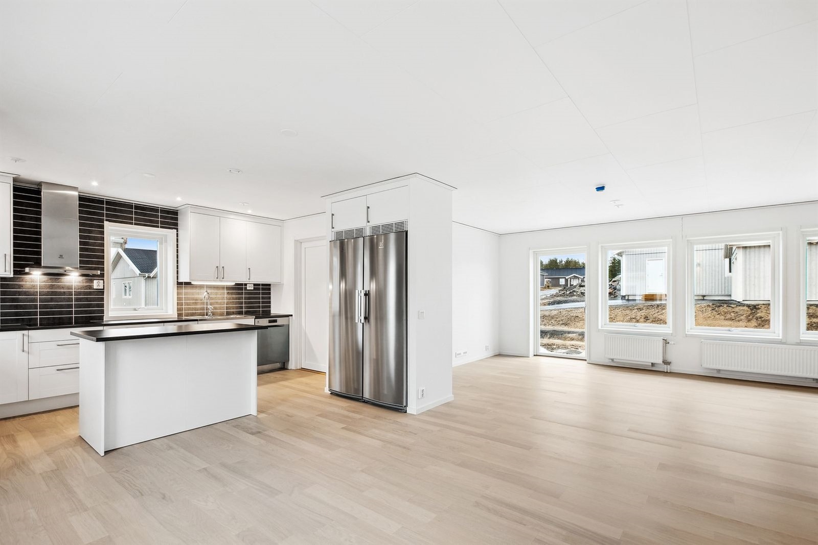 Kjøkkenet har en åpen løsning mot spisestuen og stuen som gjør boligen lys og luftig. Galleribilde