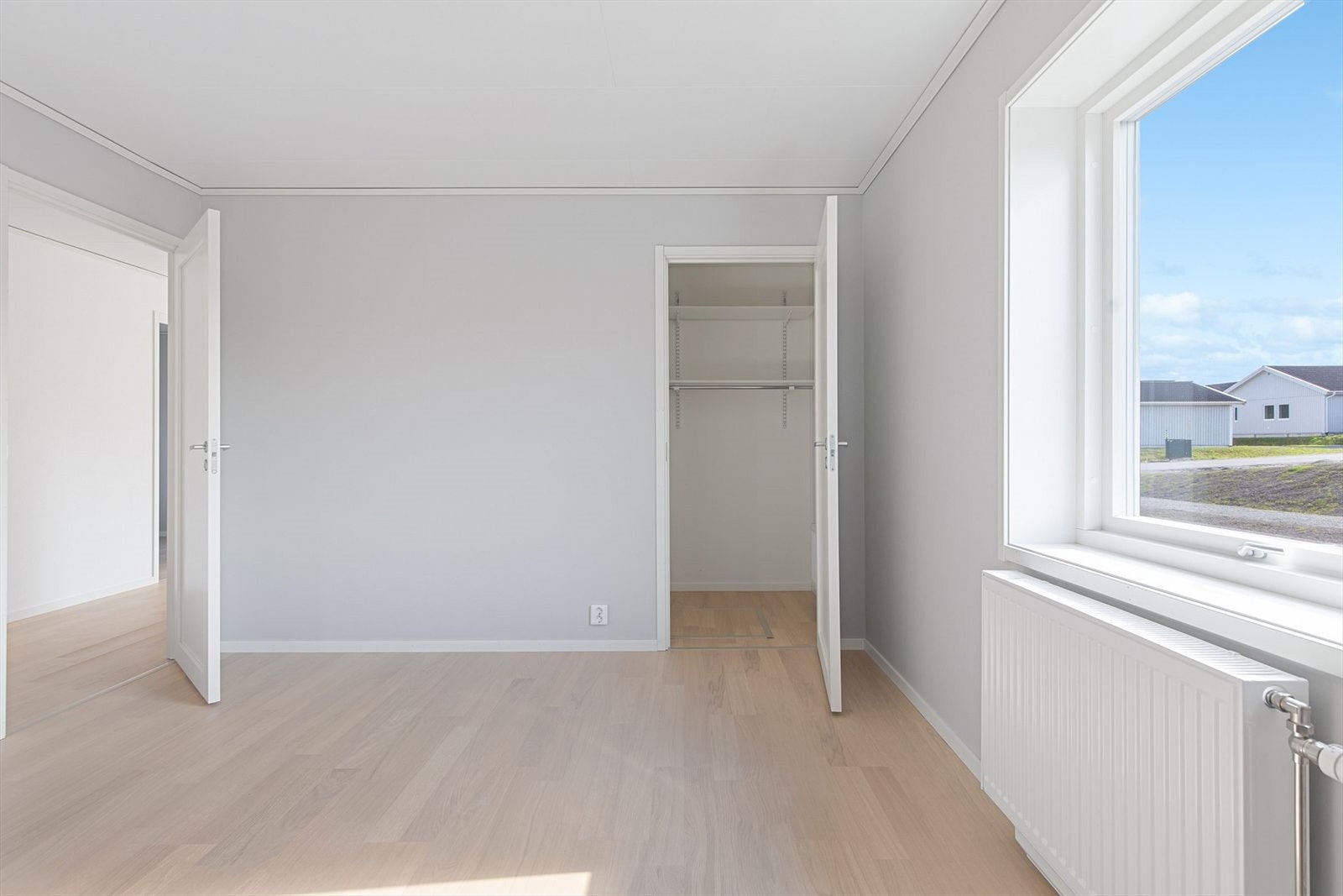 Hovedsoverommet tilbyr egen garderobeløsning, her ligger alt til rette for å innrede soverommene etter eget ønske. Galleribilde