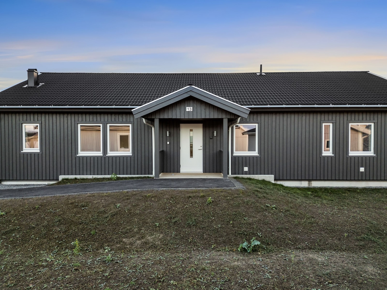 En moderne og luftig enebolig på ett plan med tre soverom som standard, beliggende i et nyere boligfelt på Bjertnestunet. "Linnéa" er perfekt for deg som elsker å invitere venner og familie, med et kjøkken og stue som utgjør husets hjerte. Galleribilde