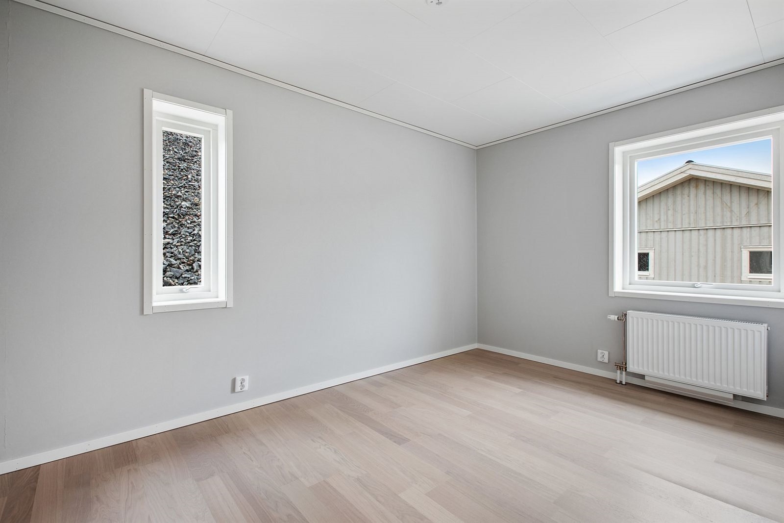 Det er installert radiatorer med vannbåren varme i de fleste rom. Galleribilde