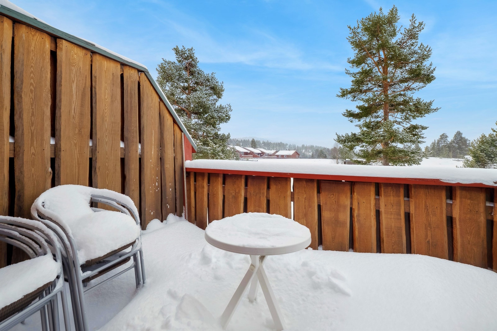 Det er planlagt en felles oppgradering av terrasser/balkonger og det må derfor påregnes en ekstra kostnad i denne forbindelse (tidspunkt og kostnad er ikke avklart pr. dags dato) Galleribilde