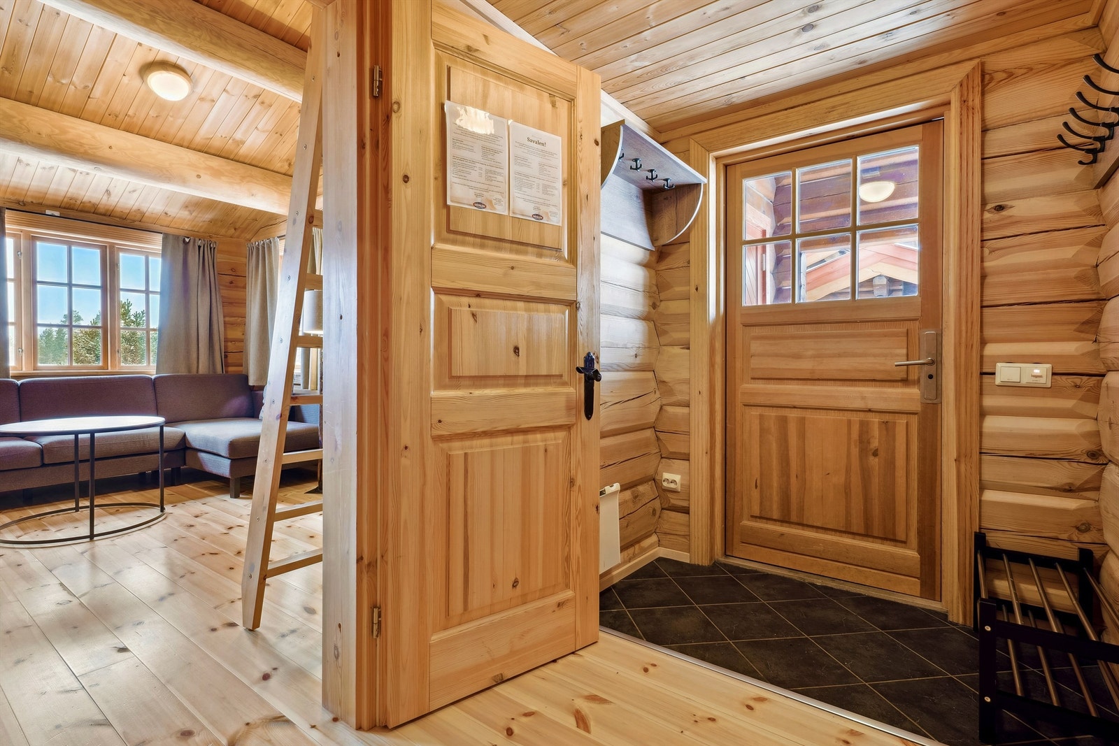 Entré med praktiske gulvfliser foran ytterdøra Galleribilde