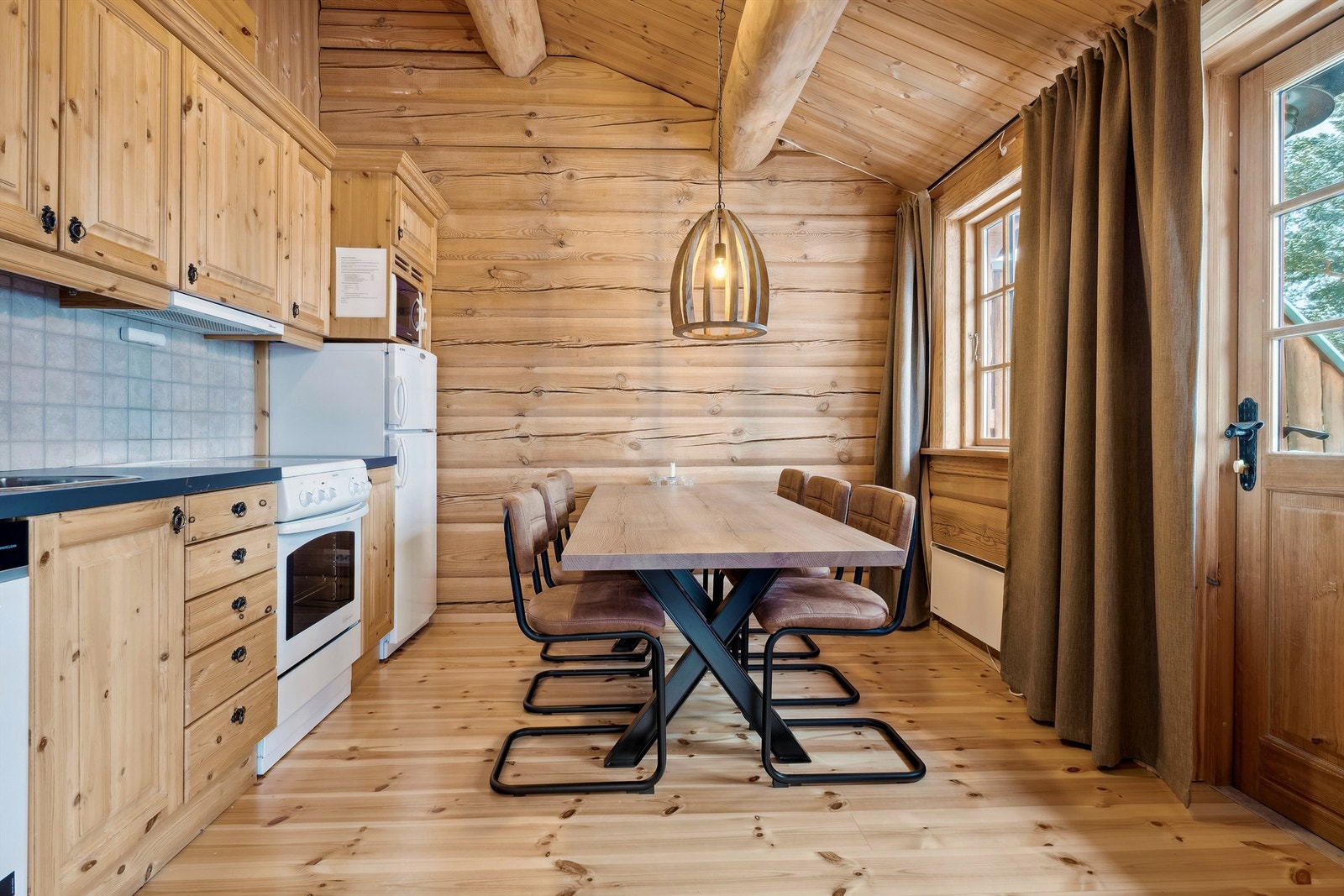 Praktisk kjøkken - Gulv er skiftet i 2022 etter lekkasje fra oppvaskmaskin Galleribilde