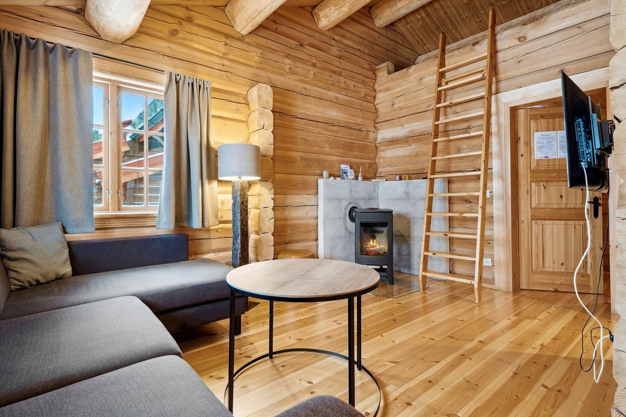 I stua er det adkomst til en mindre hems, via stigetrinn Galleribilde