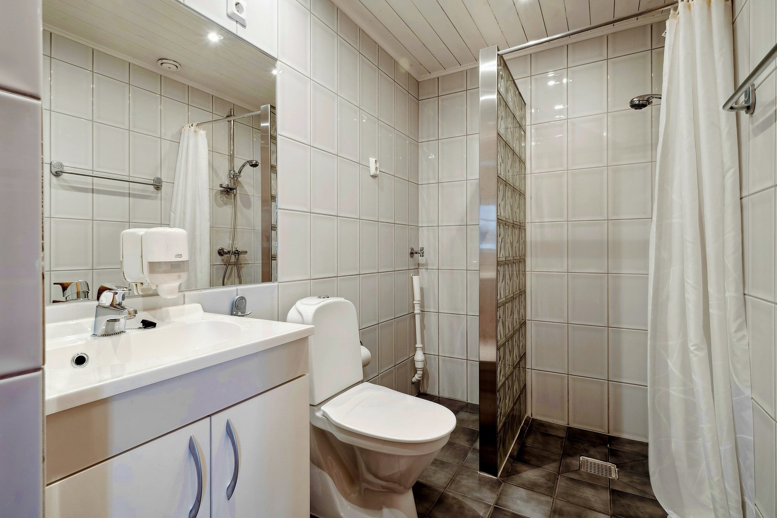 Bad fra byggeår, med flislagte overflater og elektrisk golvvarme Galleribilde