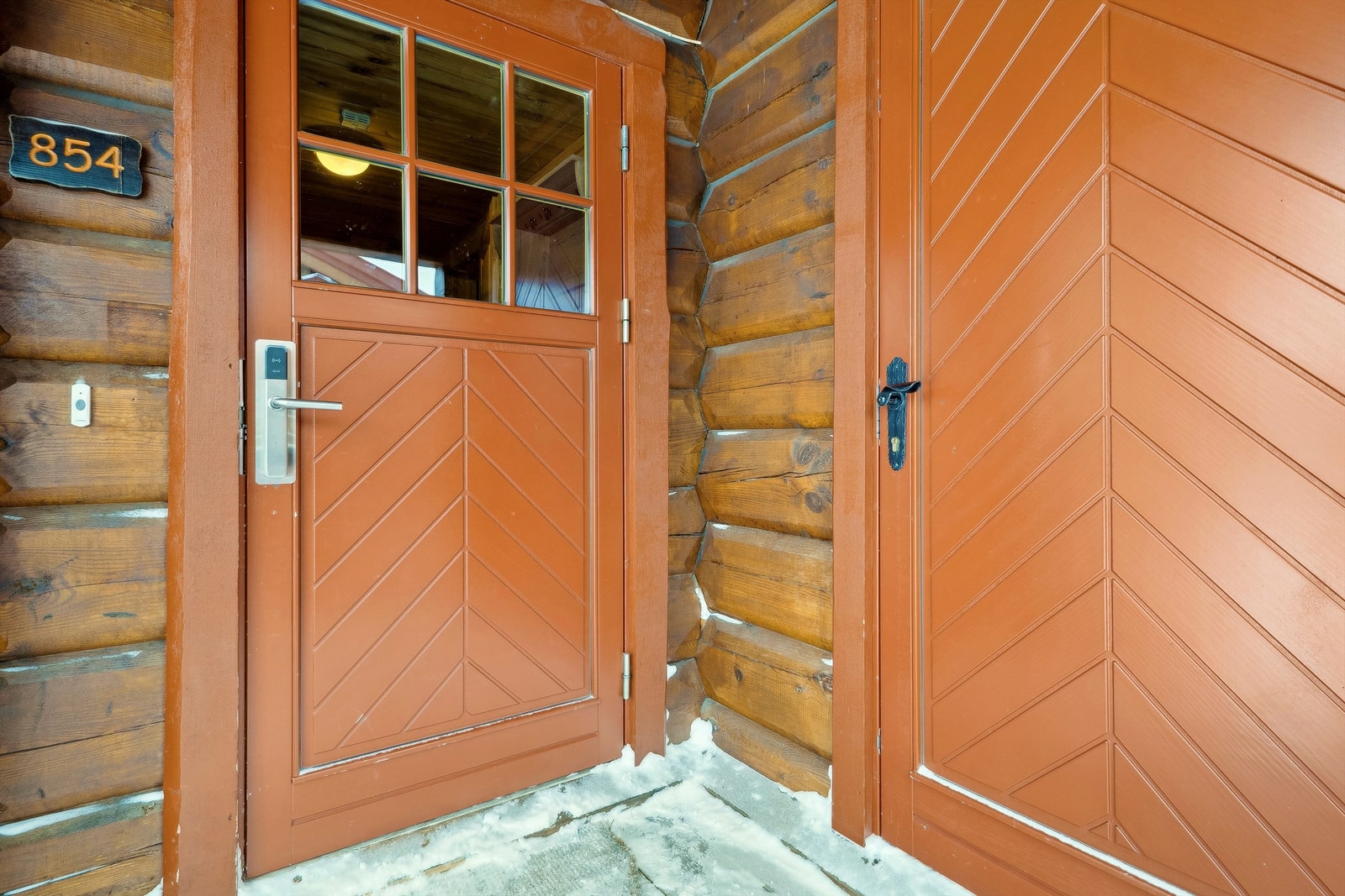 Inngangsparti med utvendig adkomst til bod på ca. 4 m² Galleribilde