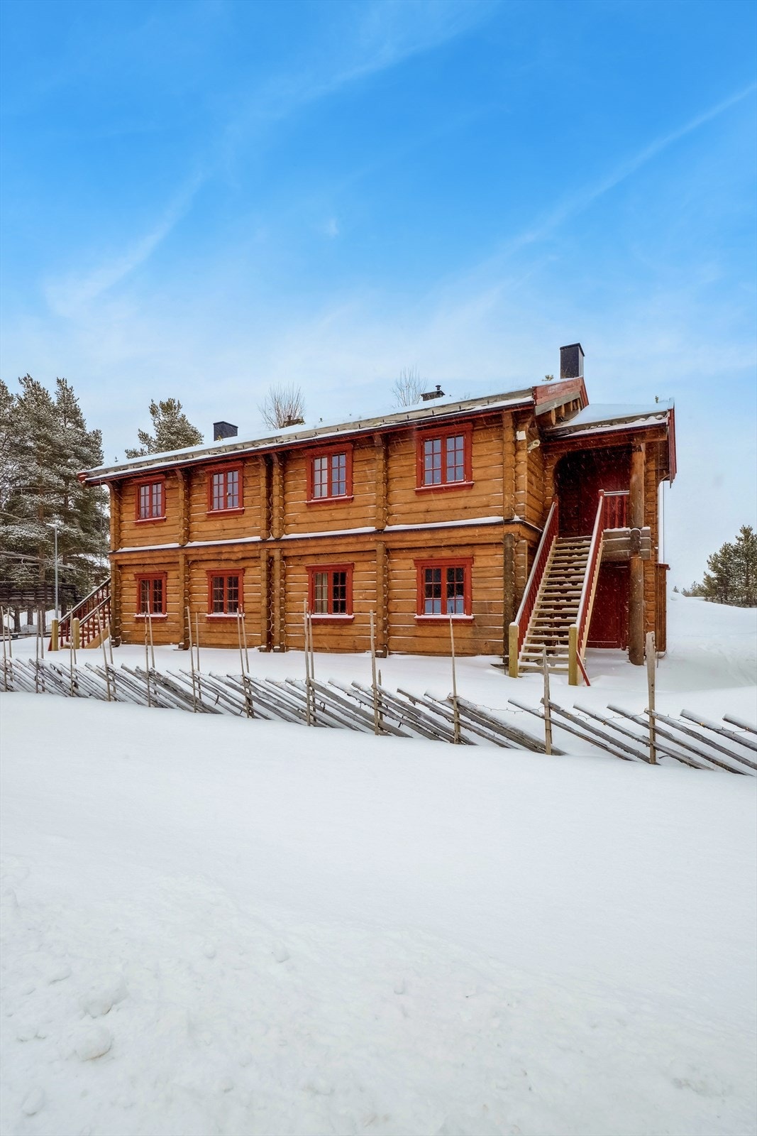 Skigard er satt opp langs tomtegrensen mot gang- og sykkelsti Galleribilde