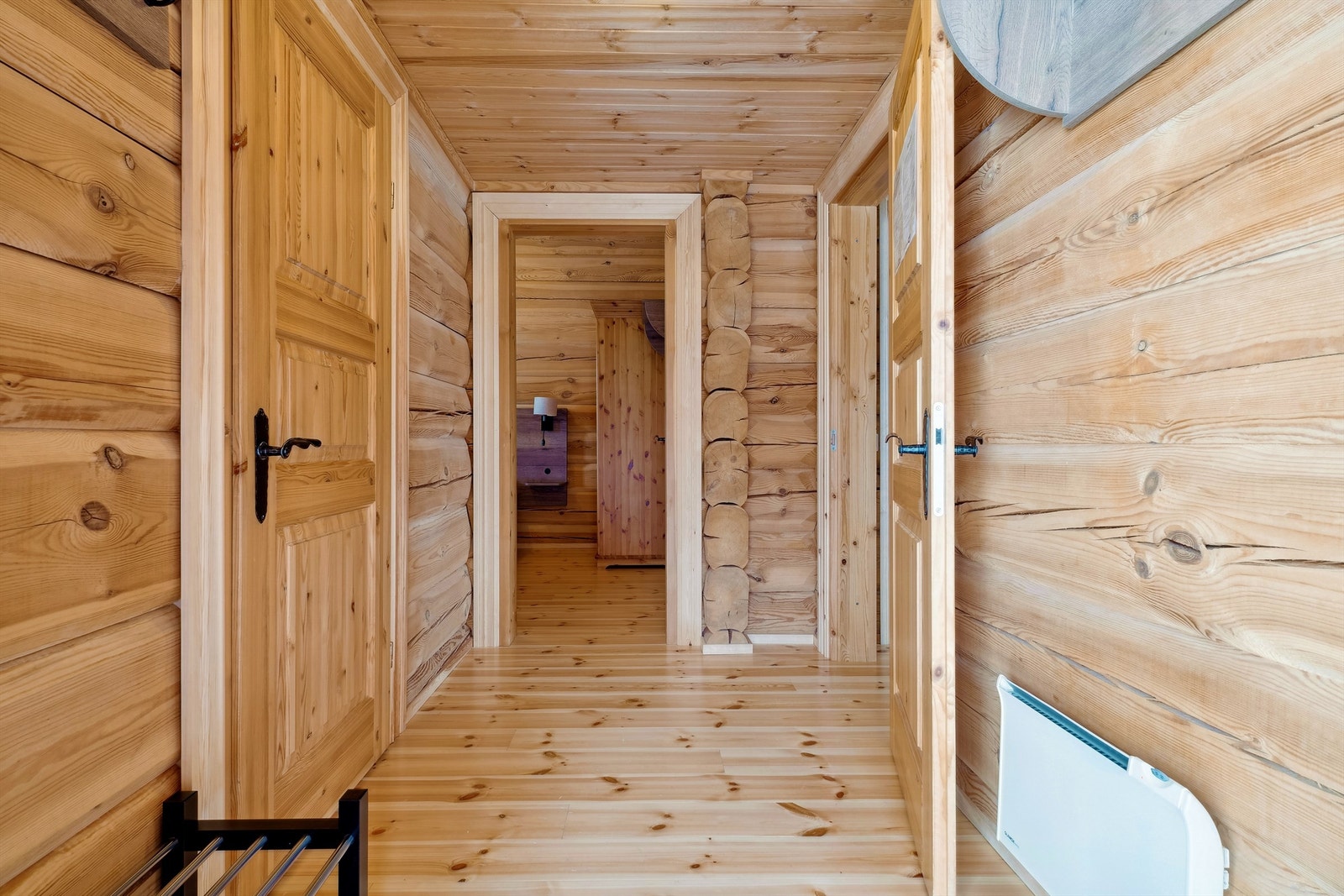 Fra entreen er det adkomst til begge soverommene Galleribilde