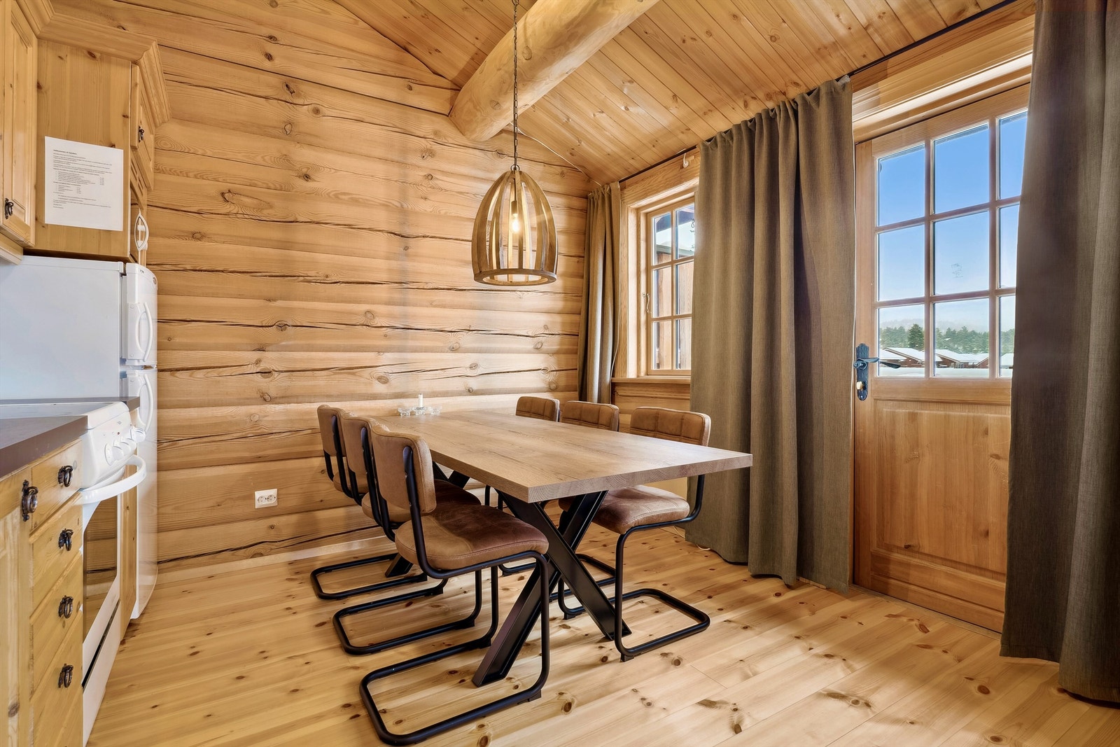 Trivelig spiseplass med utgang til en solrik veranda mot sør Galleribilde