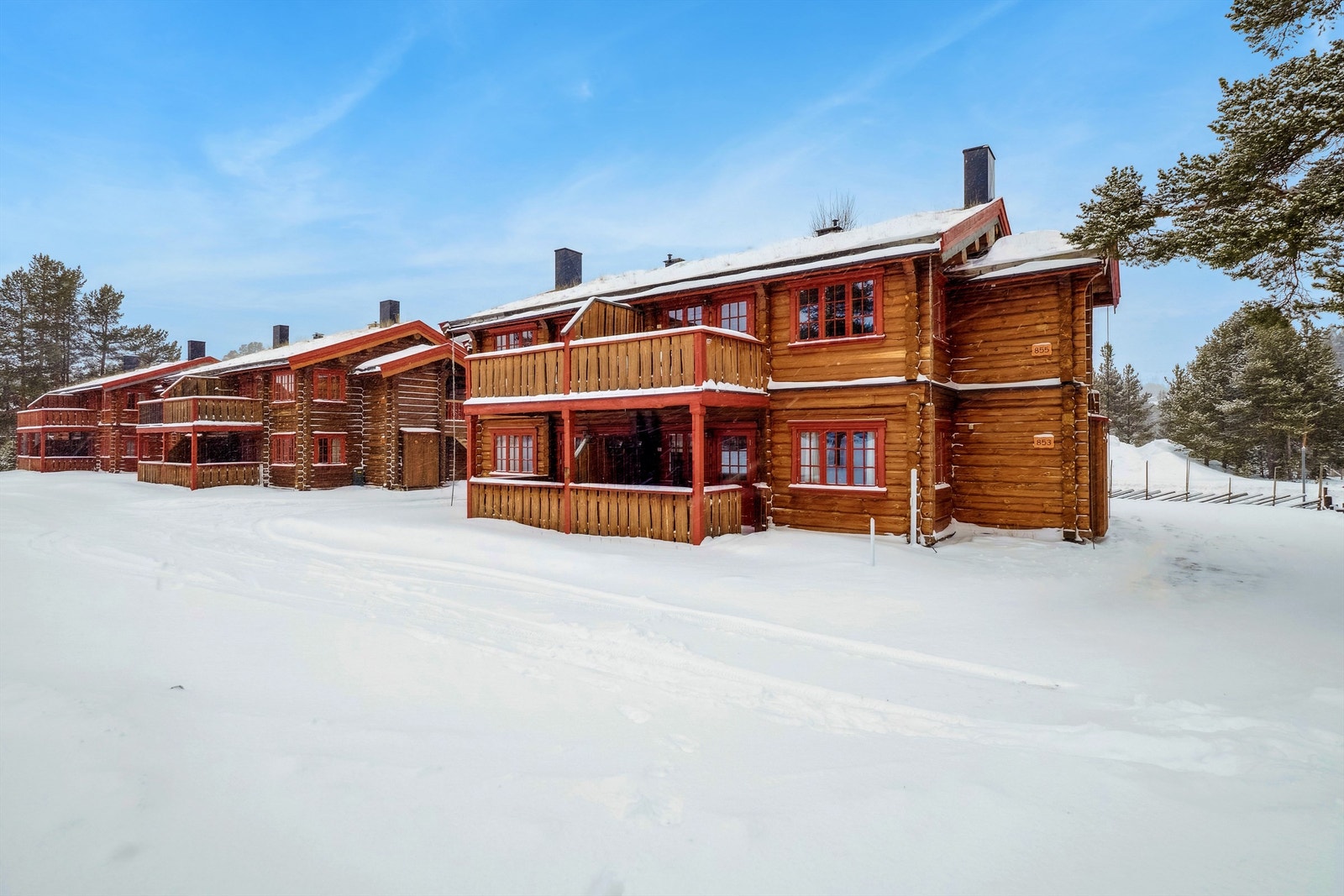 Sameiet Savalen Kro og Hyttegrend består av 3 stk. firemannsboliger - 12 eierseksjoner Galleribilde