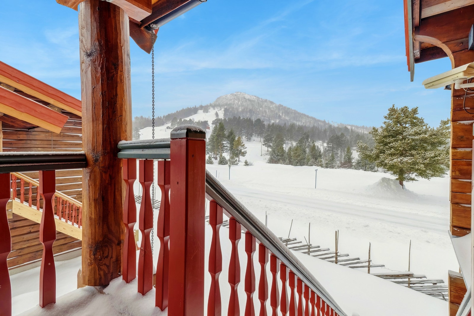 Utsikt til alpinanlegget og nærområder, sett fra inngangspartiet Galleribilde