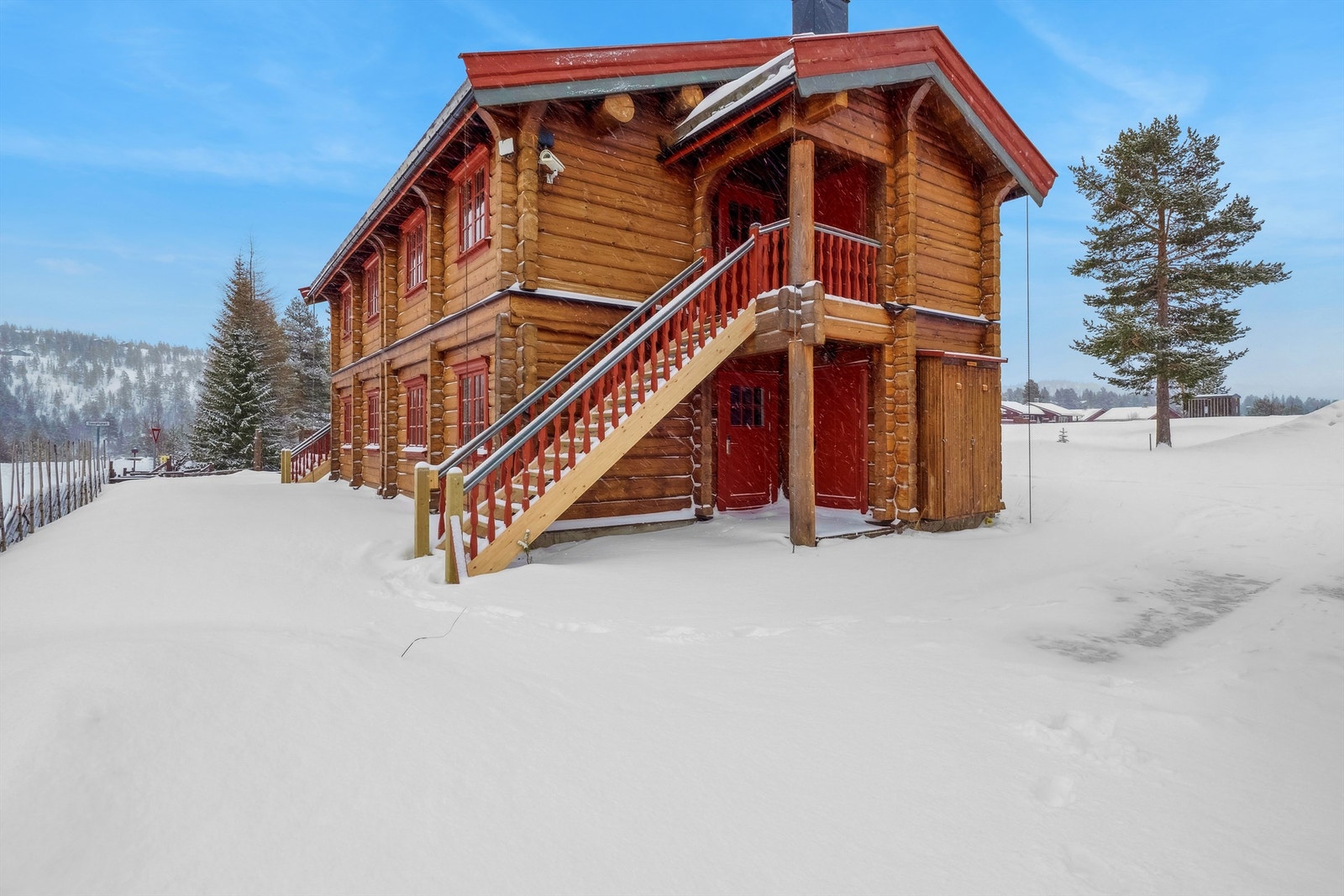 Ny trapp opp til inngangspartiet er montert i 2024 Galleribilde