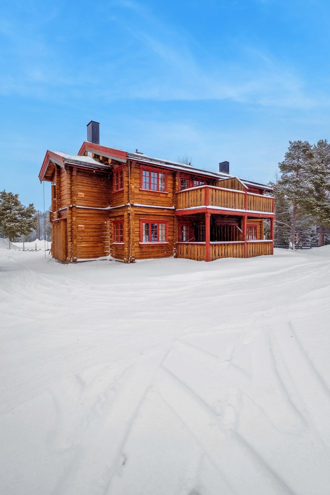 Solrik veranda - Unummererte parkeringsplasser utenfor leiligheten Galleribilde