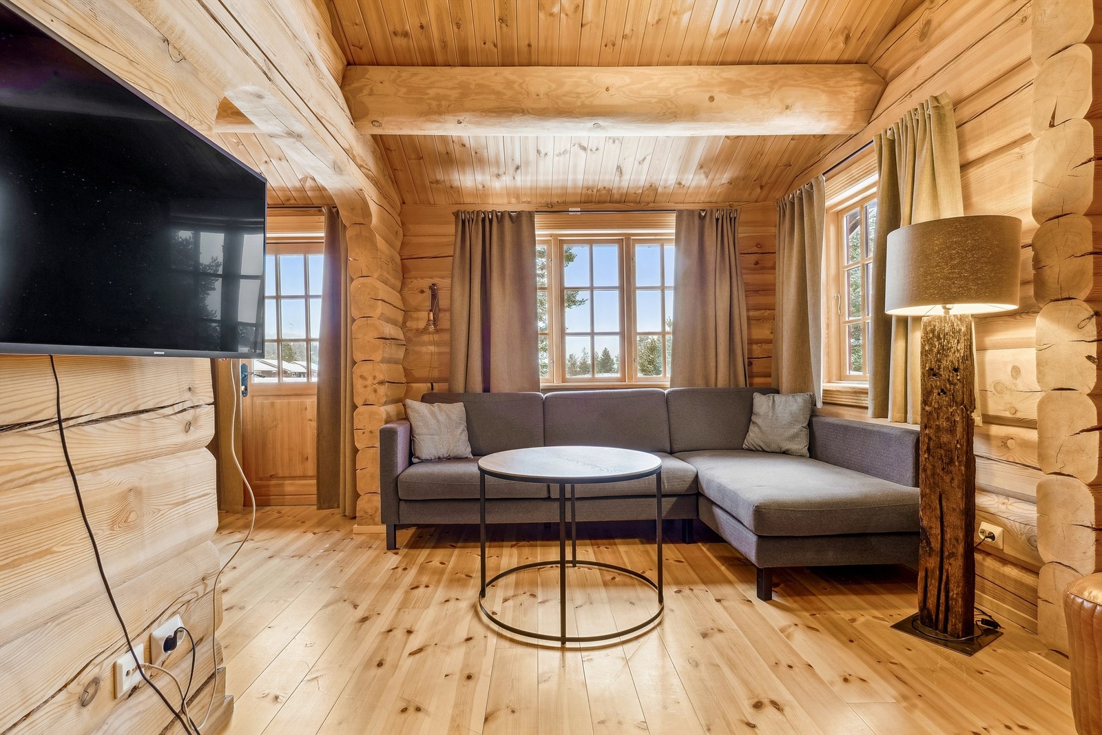 Flotte tømmervegger og furugolv Galleribilde