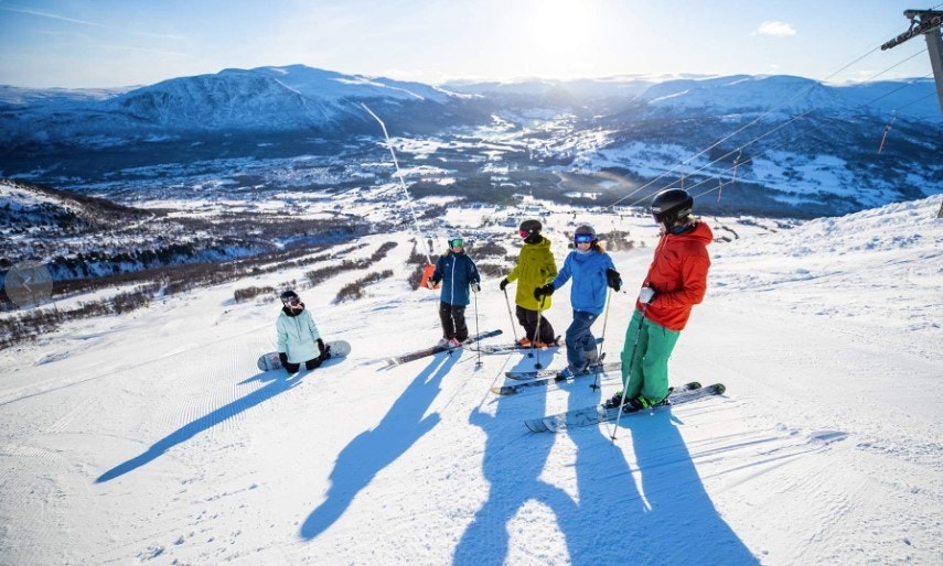 Oppdal skisenter byr på gode snøforhold og varierte bakker. Her er det opplevelser for både store og små.
Oppdal, så klart!
Foto; Terje Aamodt, Oppdal skisenter. Galleribilde
