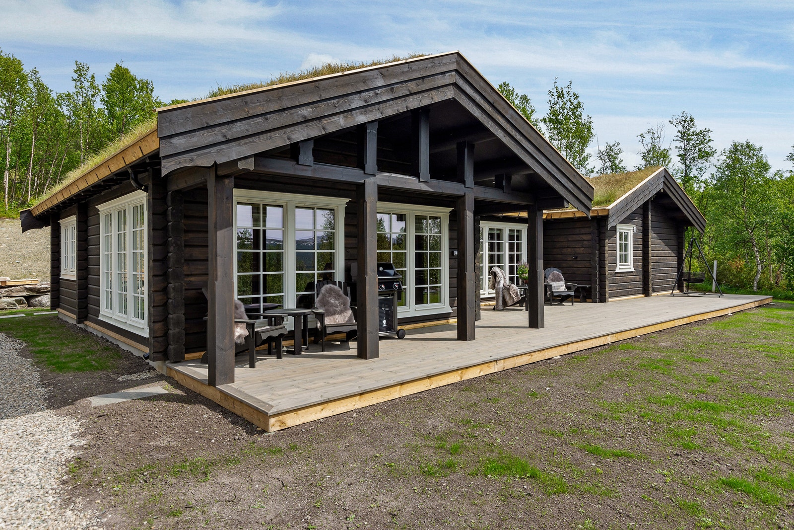Det er en praktisk overbygget uteplass utenfor stua. Mellom bygningskroppene blir det også et naturlig lunt område.
Bildet viser en variant av samme modell der det er gjort tilpasninger av kunde. Galleribilde