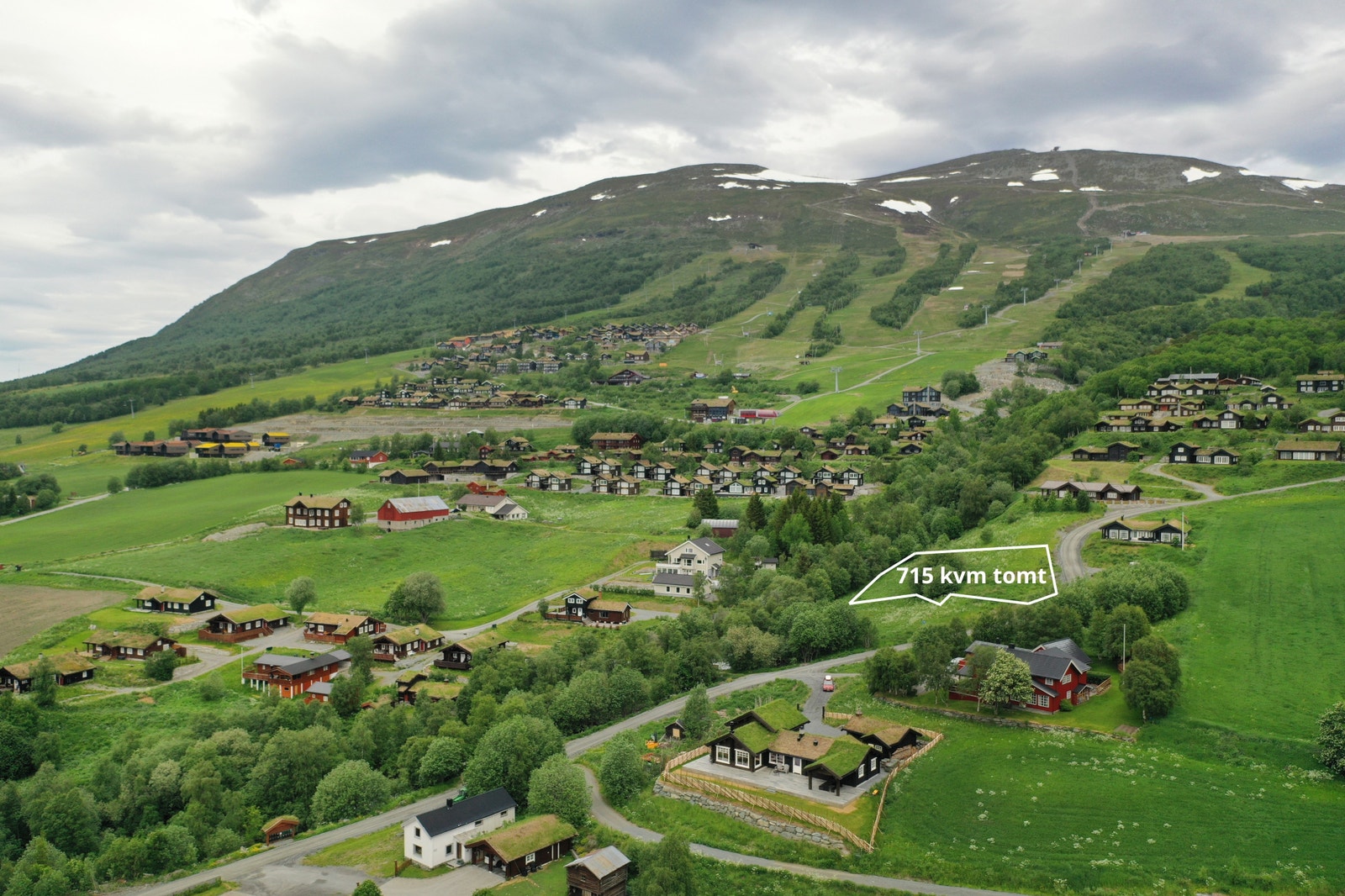 Sørvendt og solrik tomt i et populært område av Oppdal. Nært Vangslia alpinsenter. Det går ei transportløype nedenfor hyttetomta. Langrennsløypene starter også her.
Stenan 1c er omtrentlig markert på bildet. Galleribilde