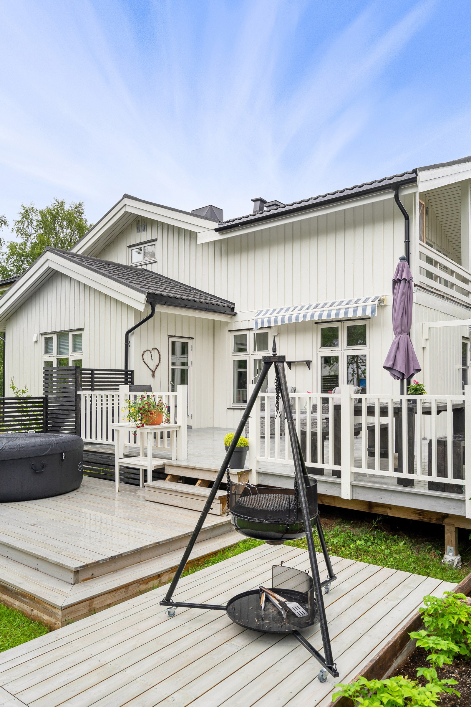 Flott opparbeidet uteområde med masse muligheter for aktiviteter.