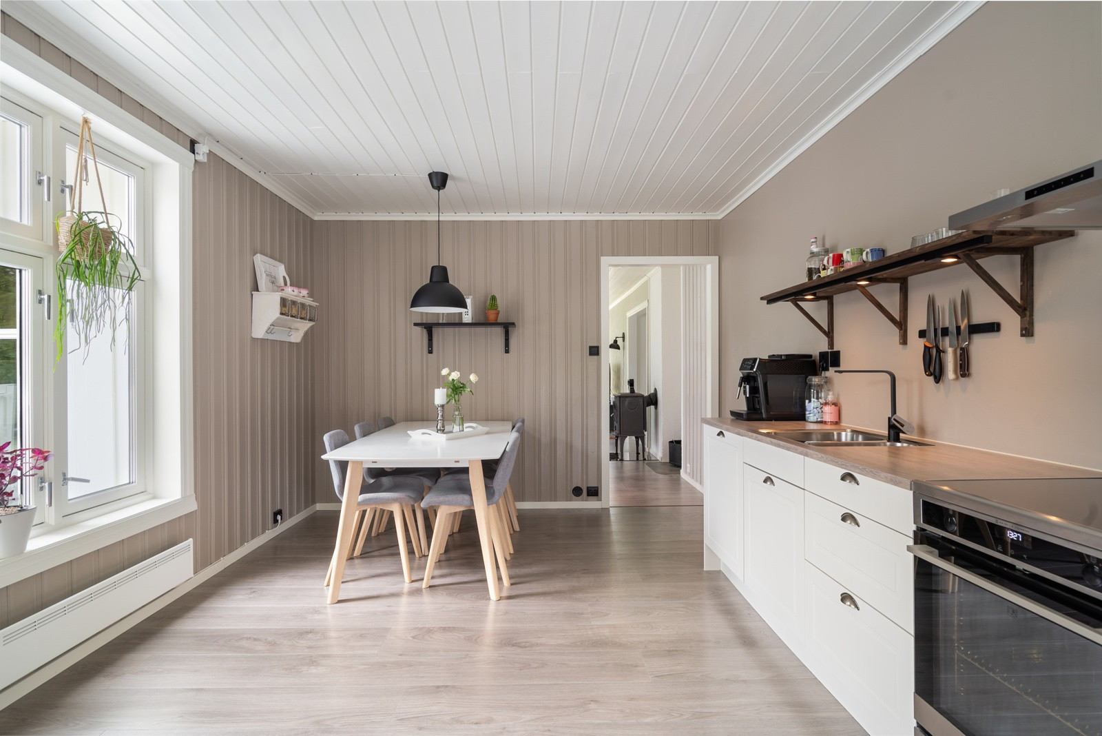 God plass til spisebord for sosiale sammenkomster.