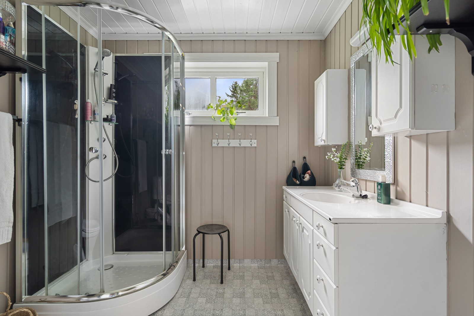 Du finner det romslige badet i 2.etasje og er innredet med servant, dusjkabinett og toalett.