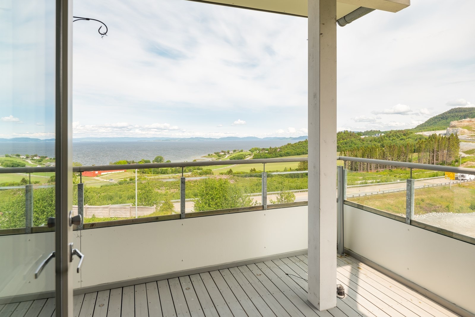 Boligen byr på en åpen stue- og kjøkkenløsning som strekker seg over romslige 38m². Galleribilde