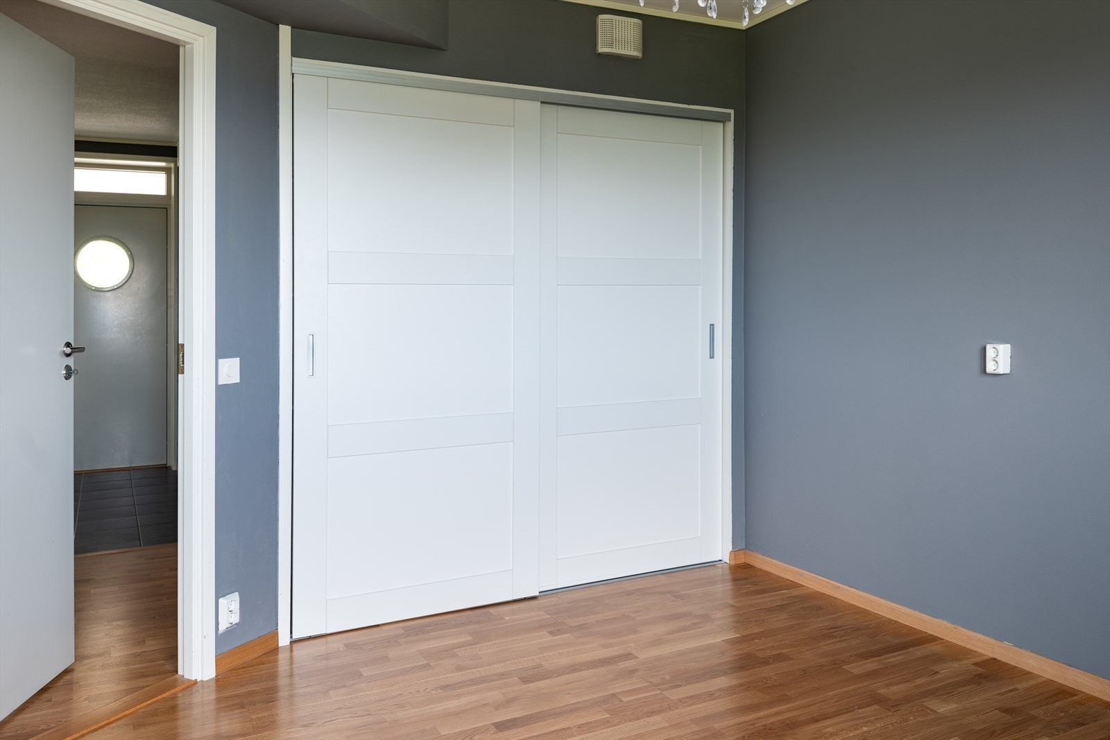 Integrert skyvedørsgarderobe som medfølger handelen. Galleribilde
