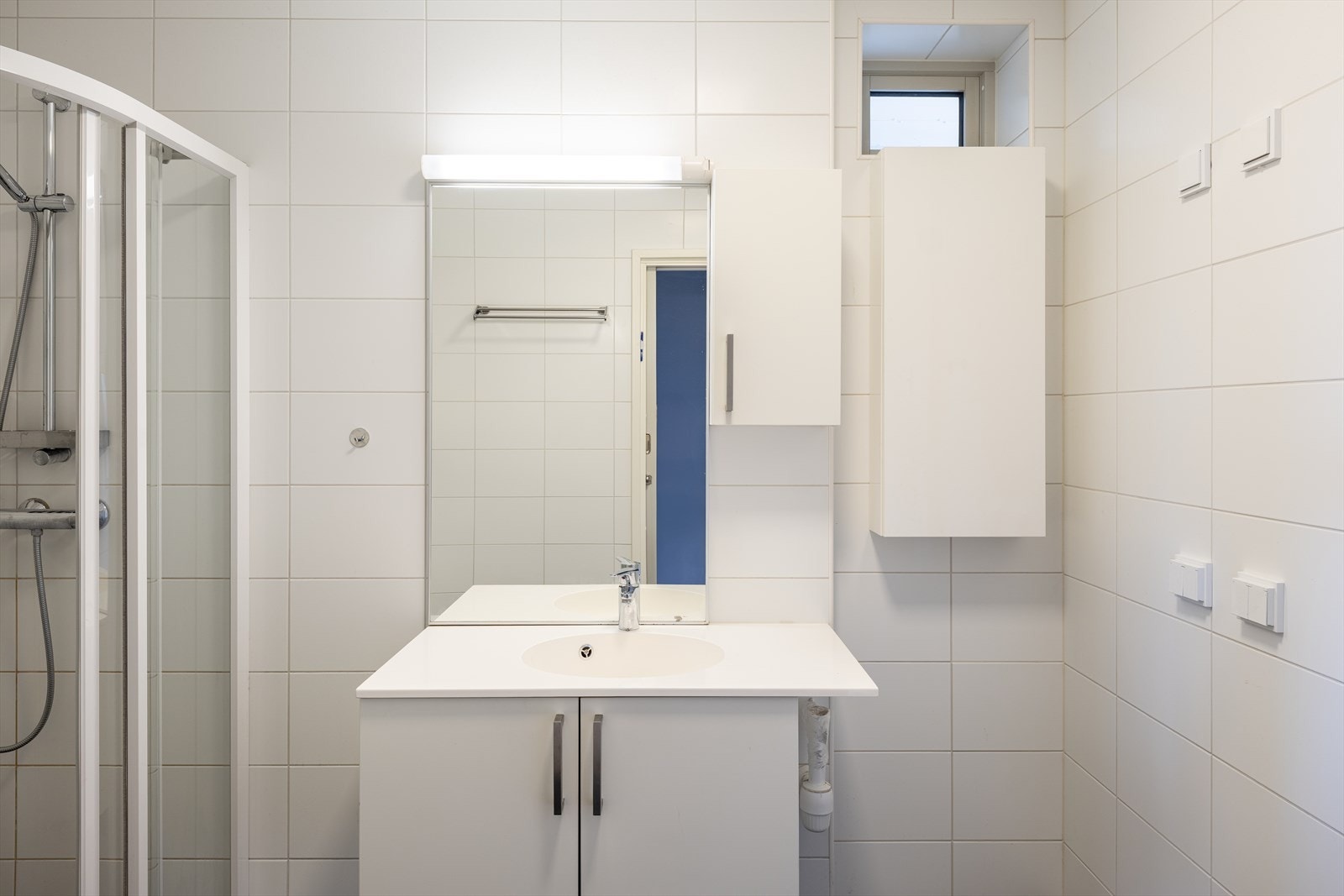 Badet byr på en rekke gode kvaliteter, med blant annet vegghengt toalett, praktisk dusjhjørne, opplegg for vaskemaskin og varme i gulv. Galleribilde