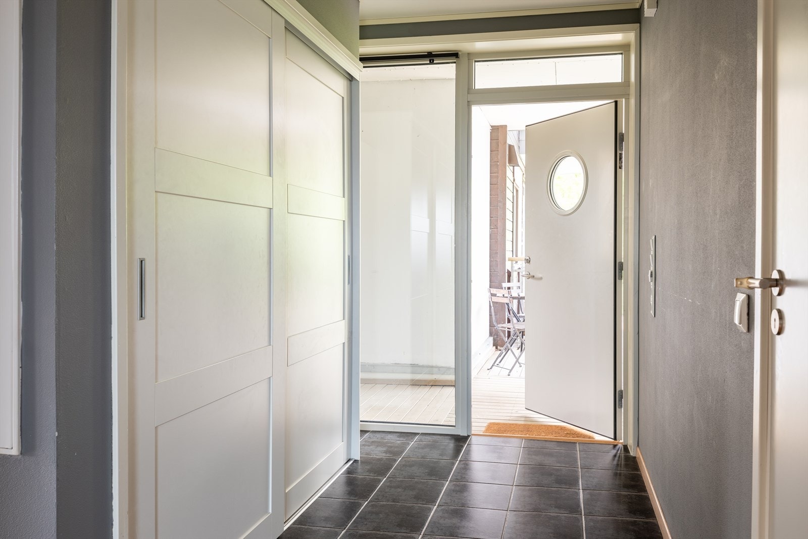 Når man kommer inn i boligen trer man inn i en romslig entré på 11m², med rikelig av plass til oppbevaring av yttertøy. Galleribilde