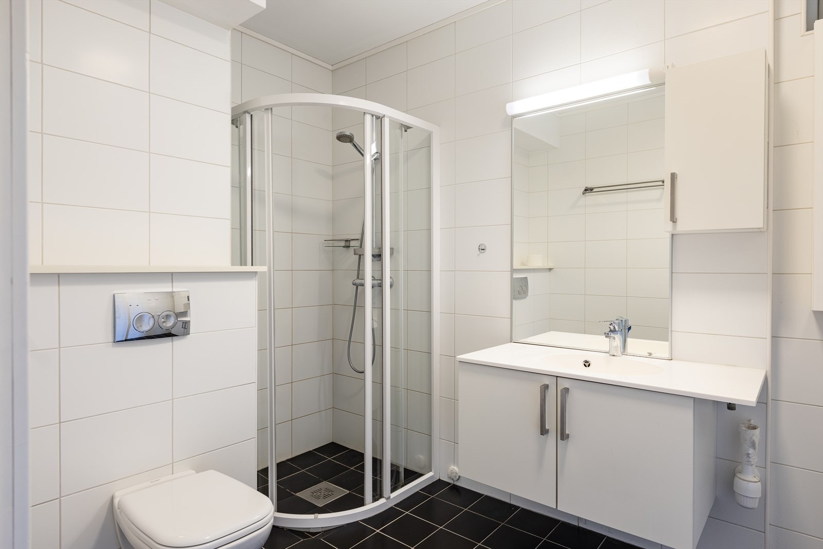 Romslig og flislagt baderom på 5,5m². Galleribilde