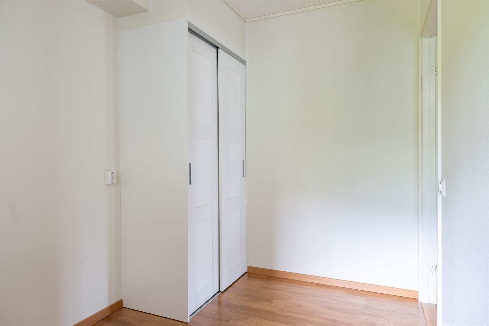 Også her med integrert skyvedørsgarderobe som følger handelen. Galleribilde