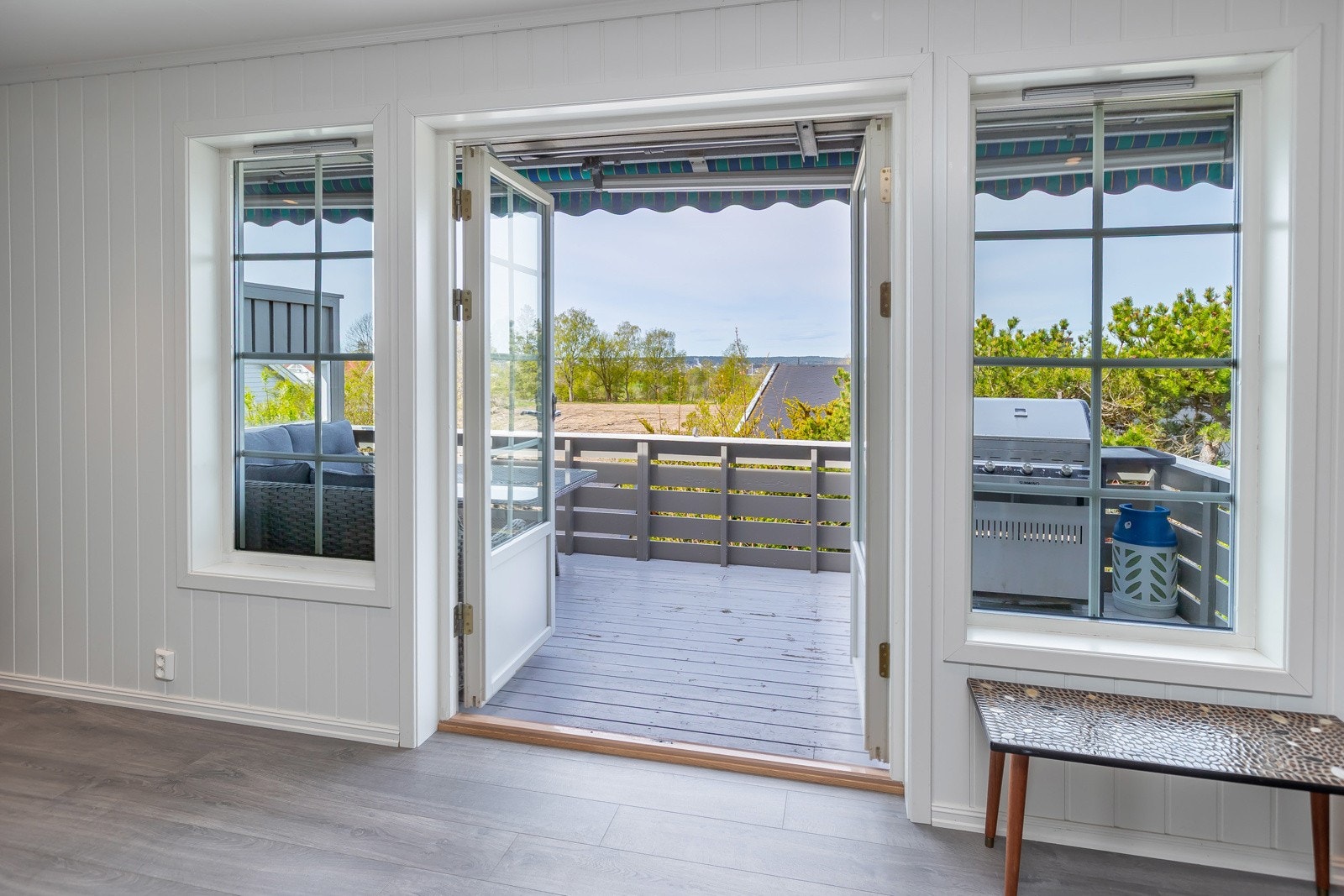 Utgang til vestvendt veranda - med nedgang videre til hagen Galleribilde