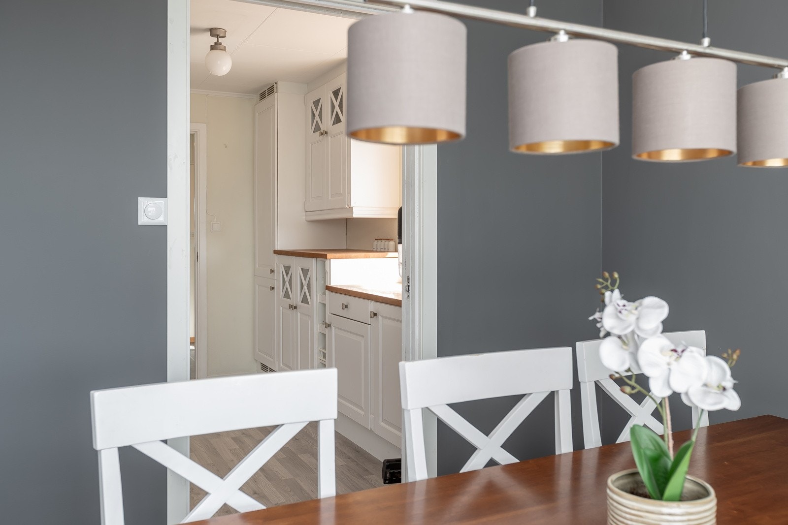 Spisestuen ligger i tilknytning til kjøkkenet Galleribilde