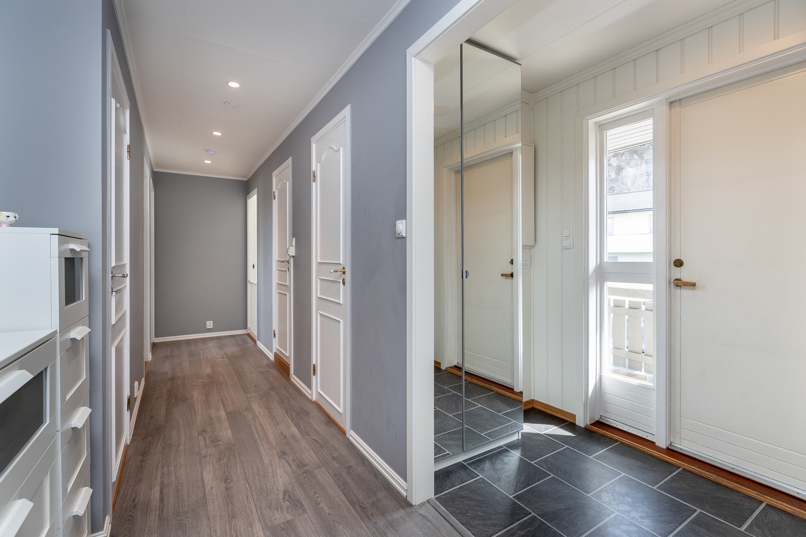 Entré / gang Galleribilde