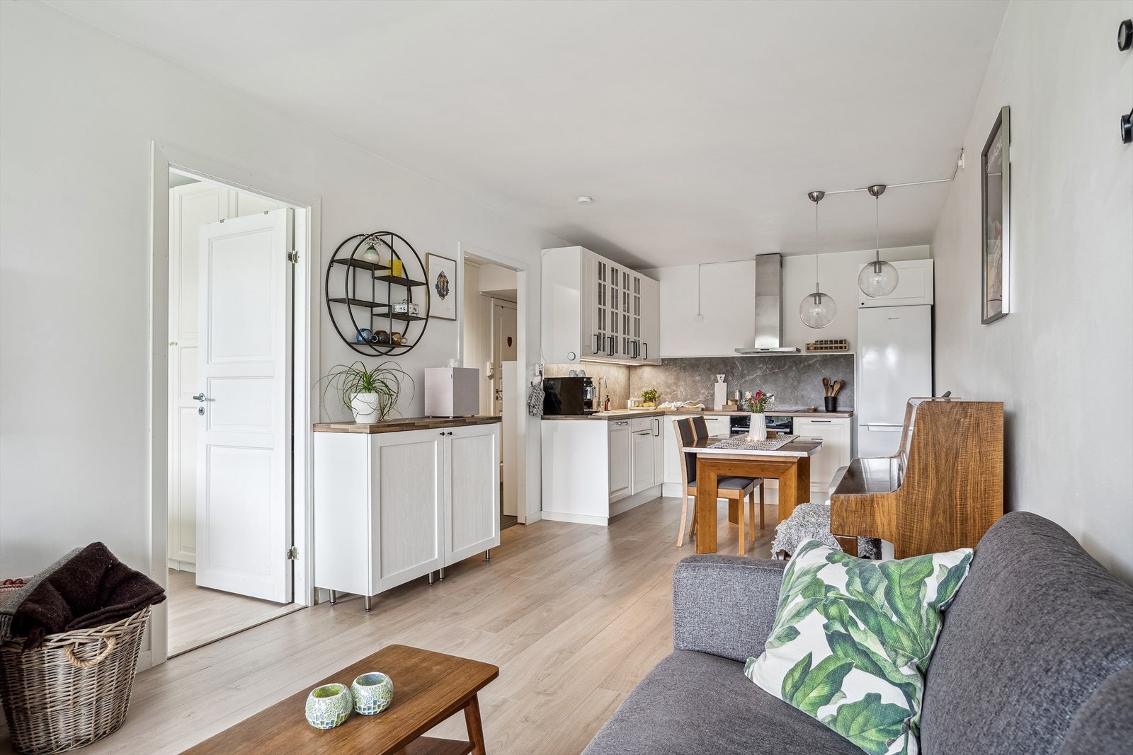 Det ble lagt 1-stavs laminat på soverom, stue/kjøkken i 2024. Galleribilde